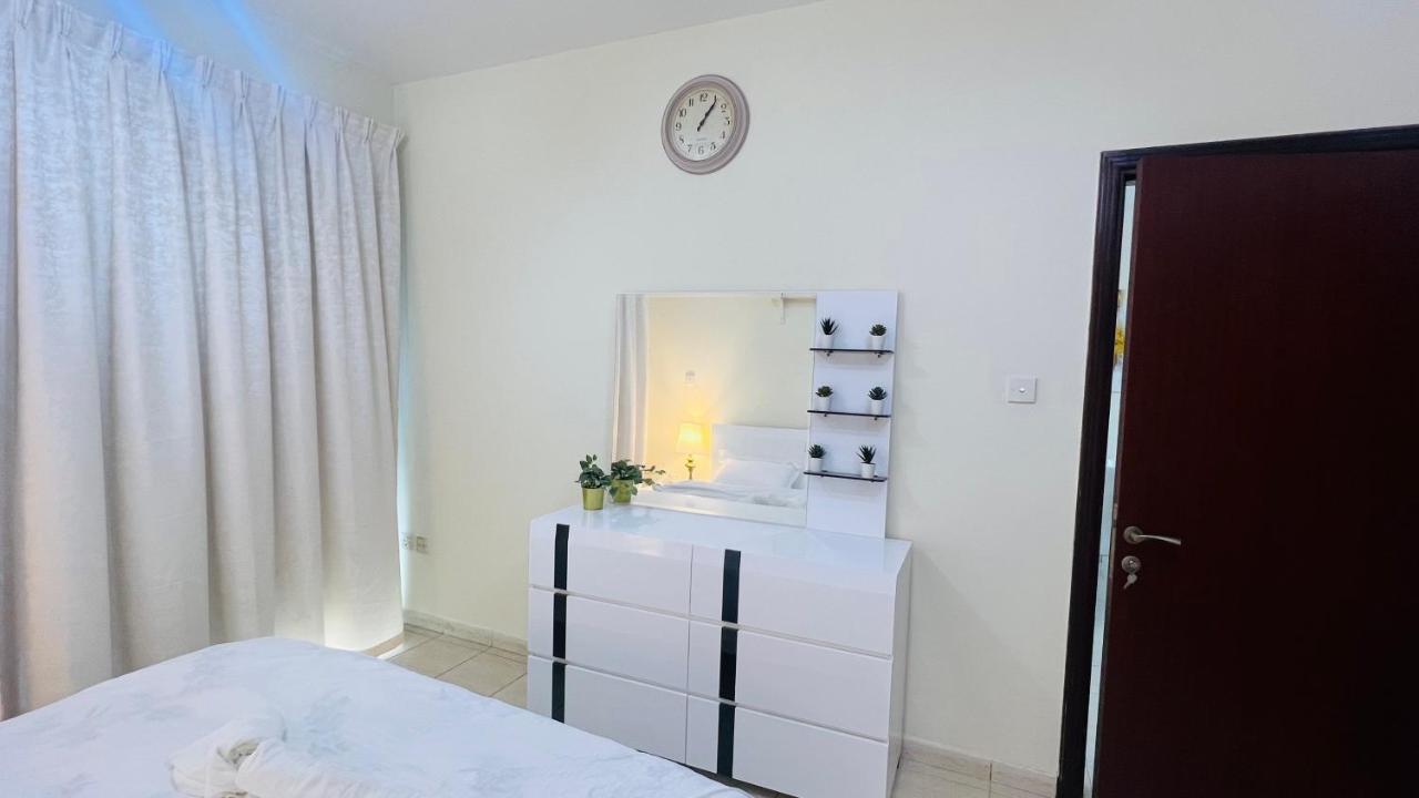 Newly Furnished Cozy One Bed Room Apartment 2 Bathroom City View Dubái Exterior foto