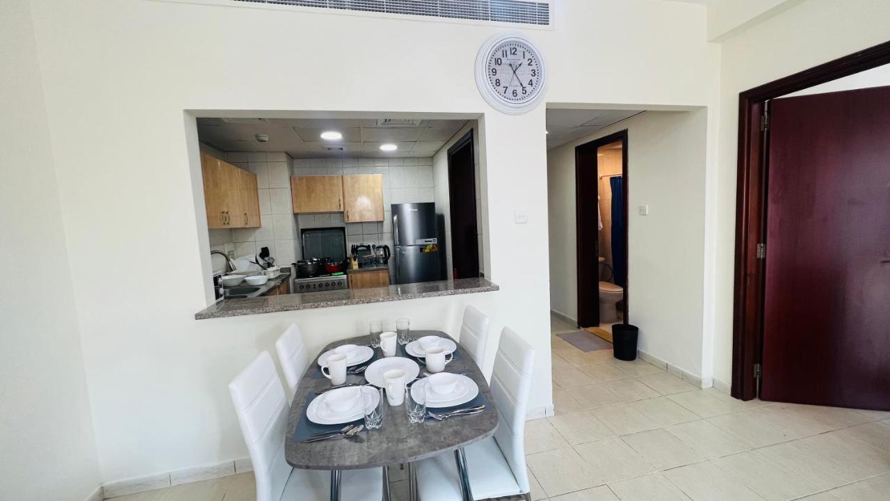 Newly Furnished Cozy One Bed Room Apartment 2 Bathroom City View Dubái Exterior foto