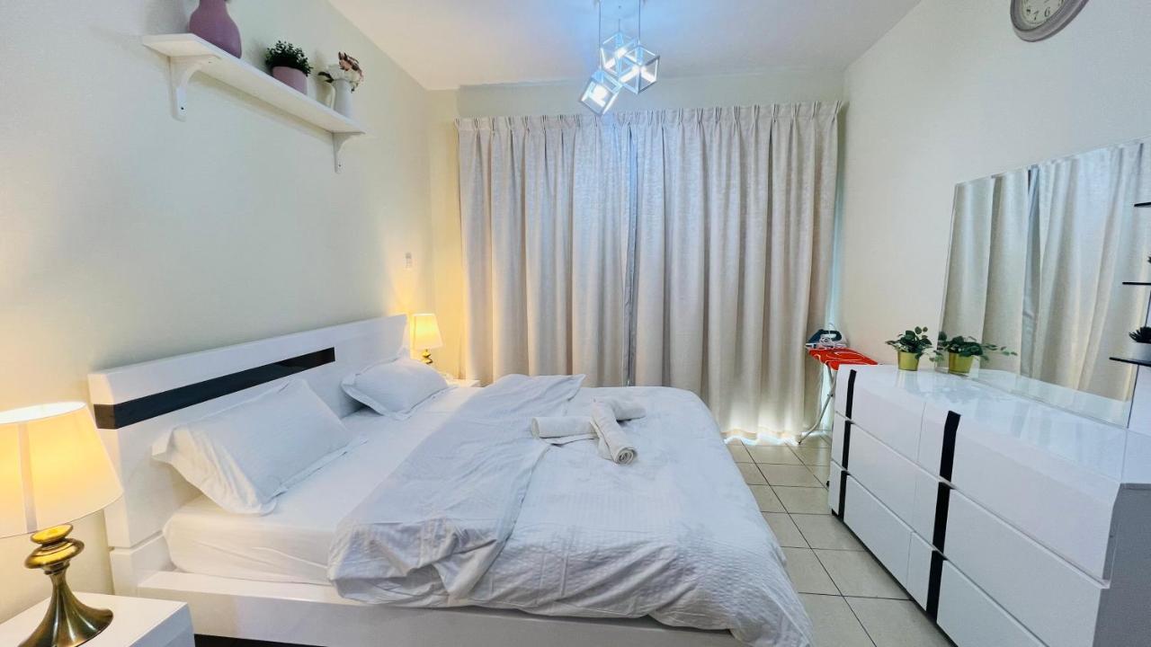 Newly Furnished Cozy One Bed Room Apartment 2 Bathroom City View Dubái Exterior foto