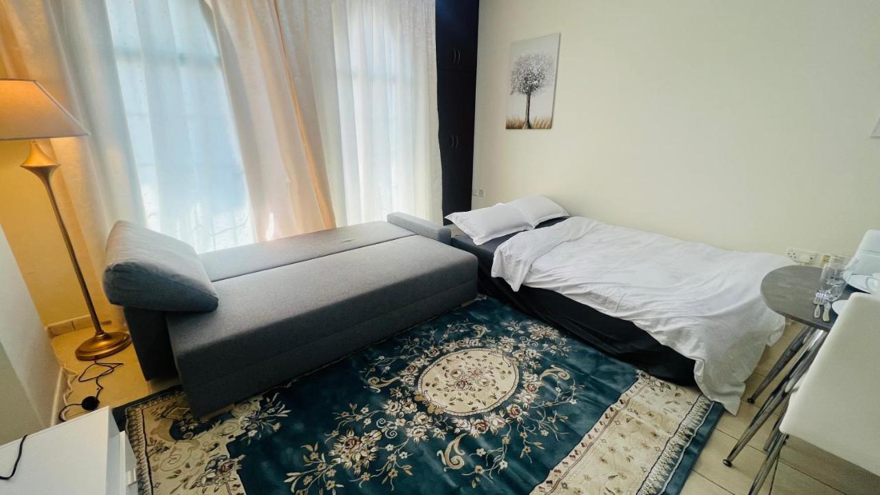 Newly Furnished Cozy One Bed Room Apartment 2 Bathroom City View Dubái Exterior foto