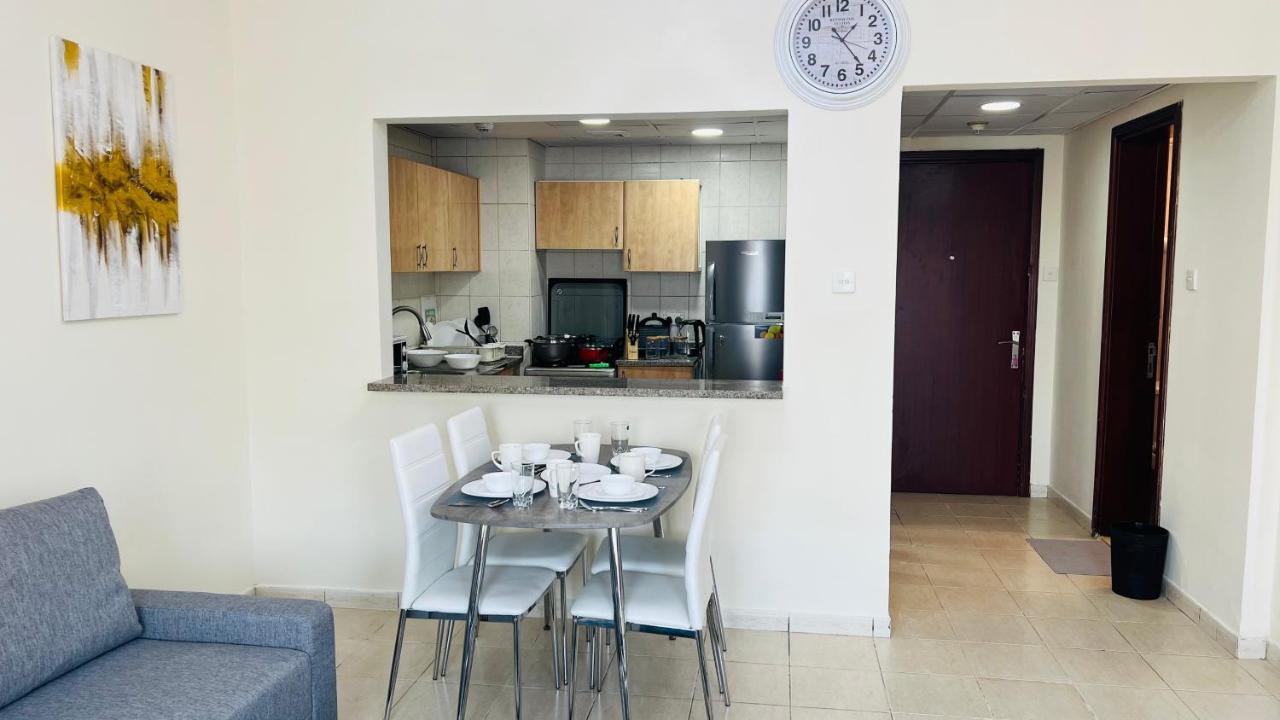 Newly Furnished Cozy One Bed Room Apartment 2 Bathroom City View Dubái Exterior foto
